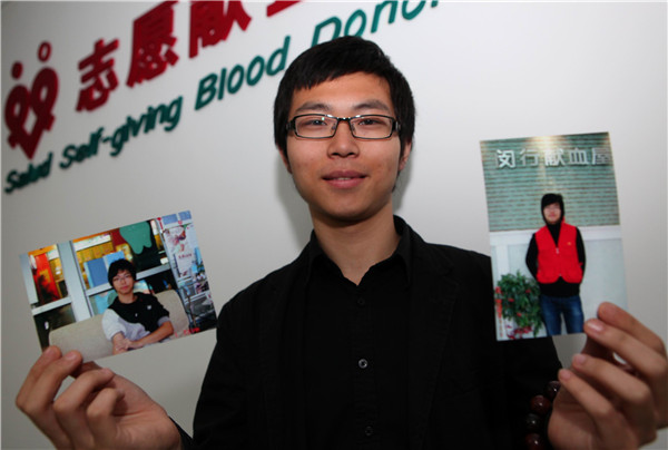 何骏杰展示自己献血和穿“红马甲”的照片.jpg