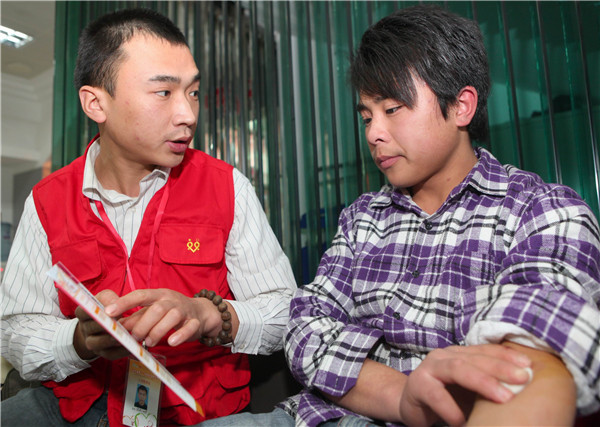 2012年12月24日 夏龙须给献血者讲解献血后的注意事项.jpg