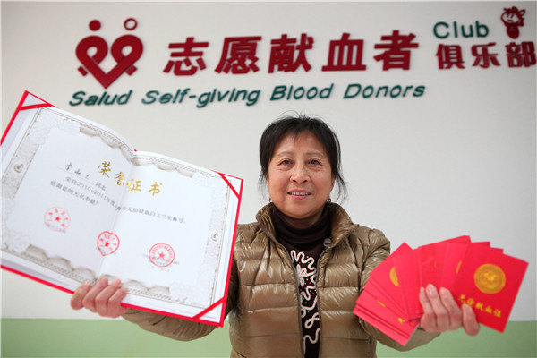 2014年2月23日，李淑兰在“祝您健康”----志愿献血者俱乐部（简称SSBC俱乐部）展示自己的无偿献血证和相关荣誉证书.jpg