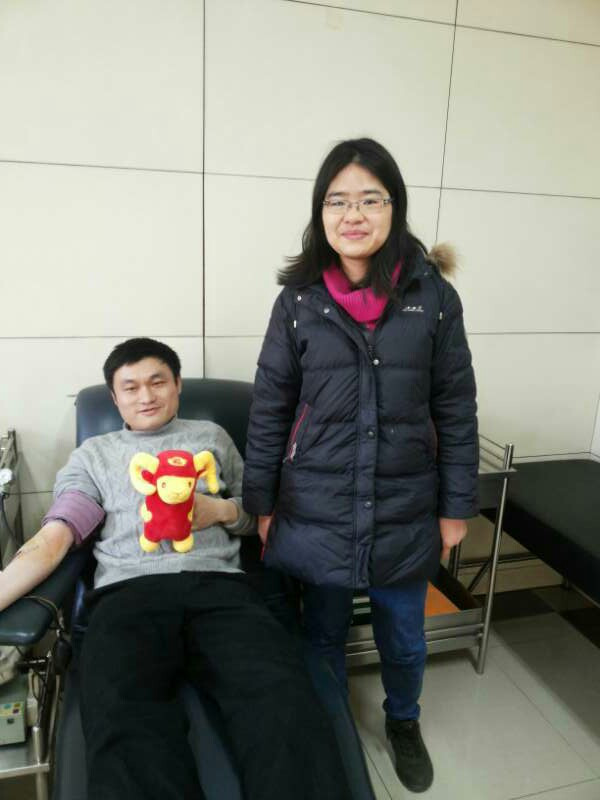 在爱妻陪伴下第12次献血的固定献血者.jpg