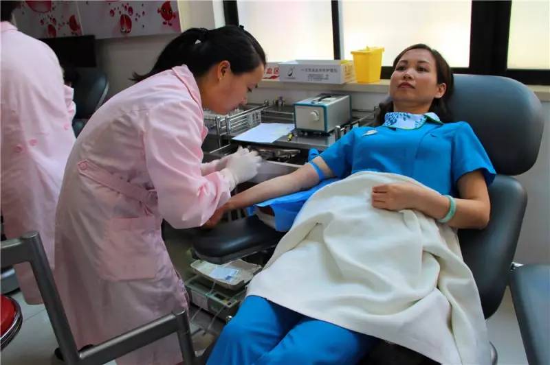 青浦区：白衣天使为爱捋袖献血