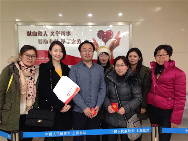 卫生系统工作人员献血后合影.jpg