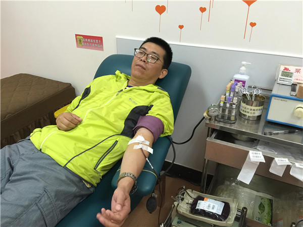 宝山区血办主任马啸献血.jpg