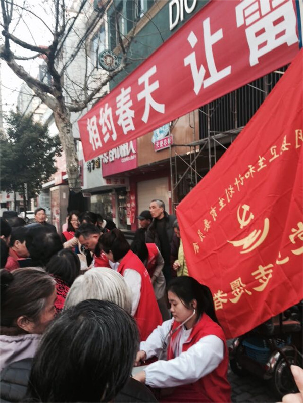 3.5街头学雷锋 (1).jpg