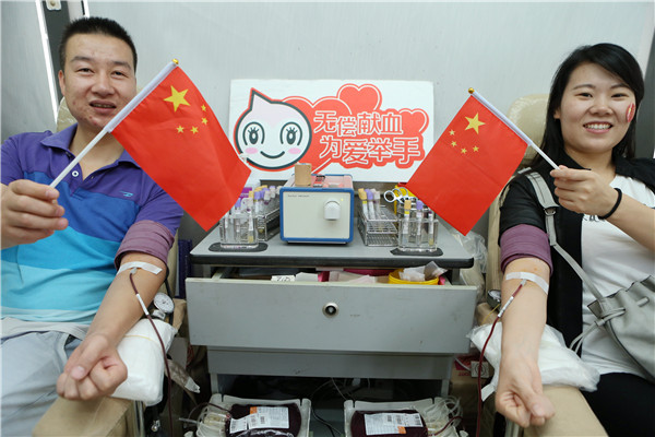 图为年轻夫妻杜新红、孙艳红正在献血.jpg