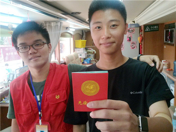 2015年8月12日，胡晓（左）动员自己的同学来献血。.jpg