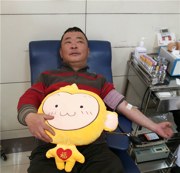 猴年的第一位献血者李健_副本.jpg