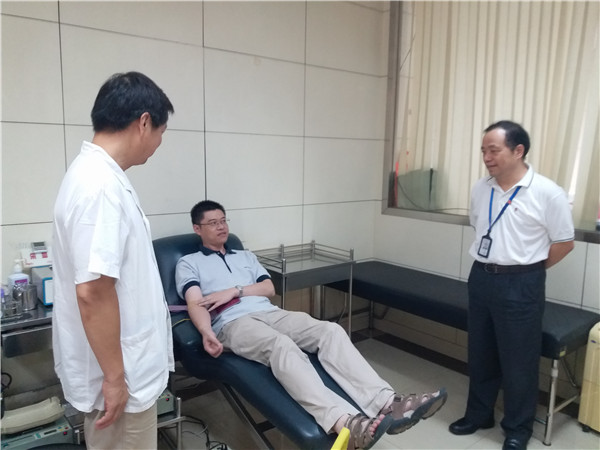 领导慰问献血者.jpg