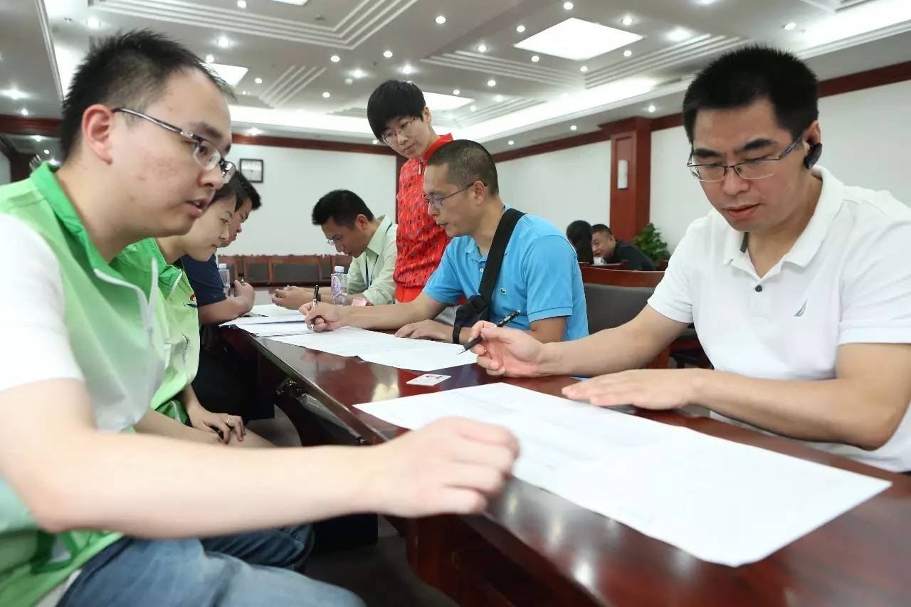 献血车驶进闵行区政府大院 公务员慷慨献血迎“七一”