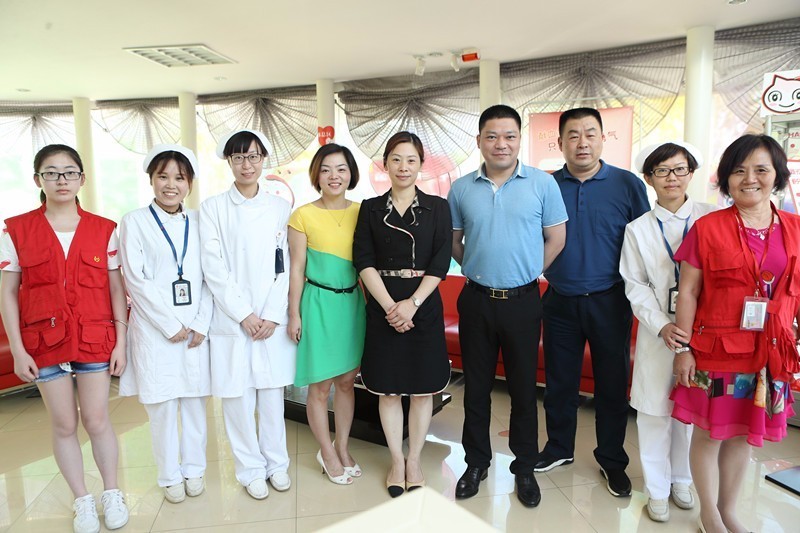 闵行区： 梅陇政府领导献血屋高温慰问