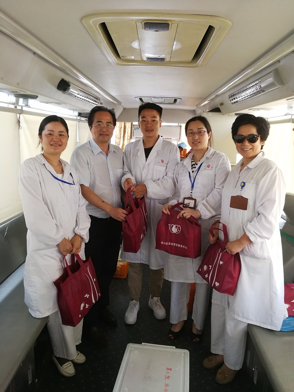 金山区血液管理事务中心开展高温慰问活动