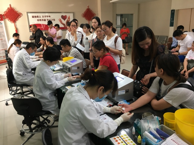 杨浦区：延吉街道公务员带头献血