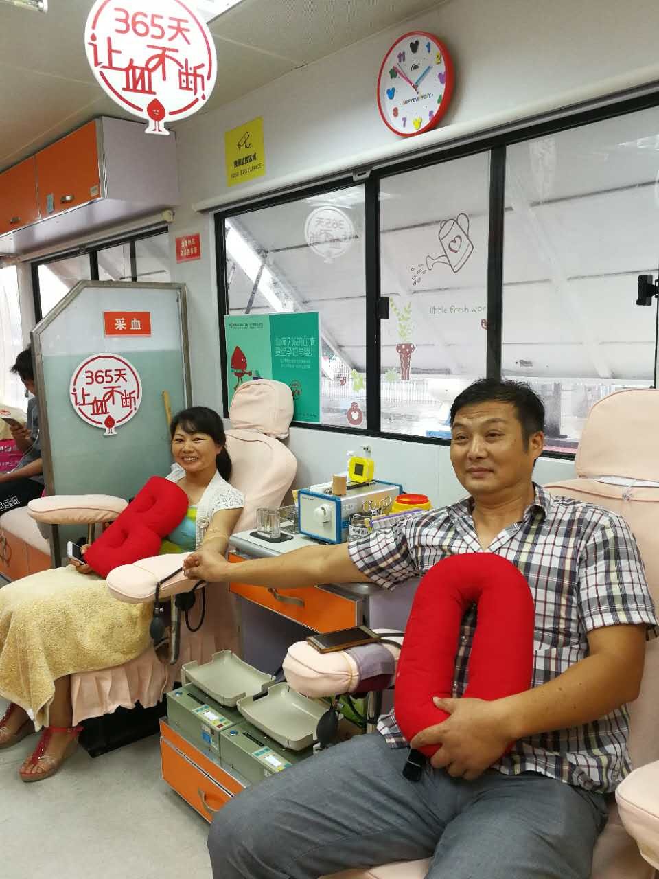 宝山区：夫妻结伴献热血