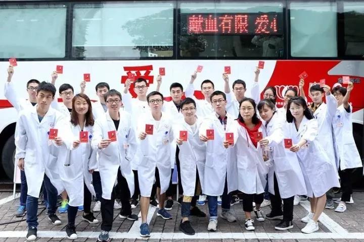 闵行区：“白衣天使”慷慨捋袖献血