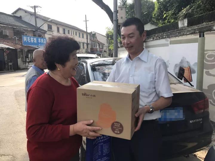 金山区：关爱无偿献血老人