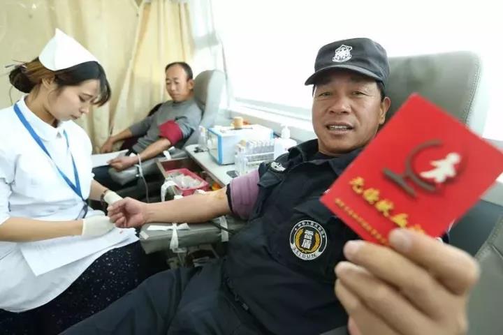 闵行区：梅陇镇特勤队员捋袖献血