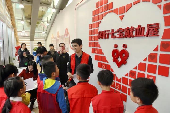 闵行区：小小志愿者，传递正能量