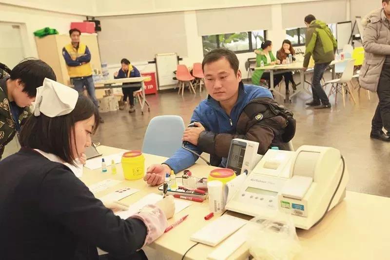 闵行区：爱心企业员工冒雨献血热情