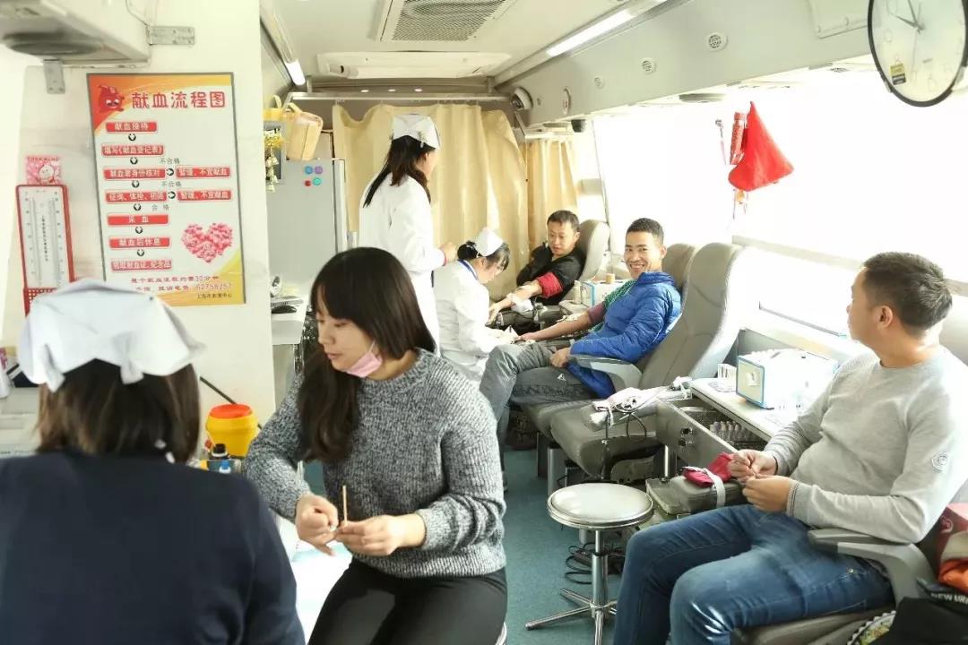 闵行区：捋袖献血，平凡之中见真情