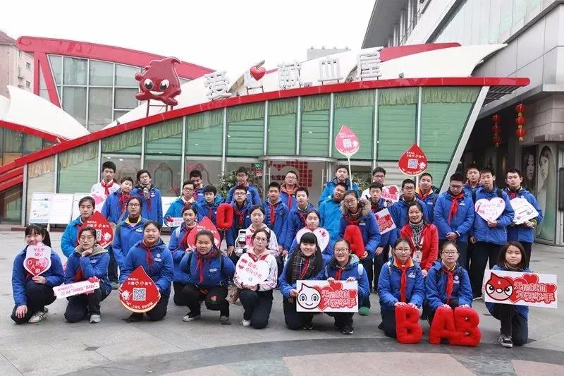 闵行区：小志愿者寒风中传递正能量