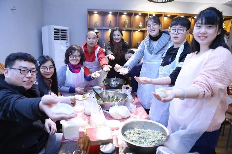 闵行区：“迎新春包饺子”联欢活动