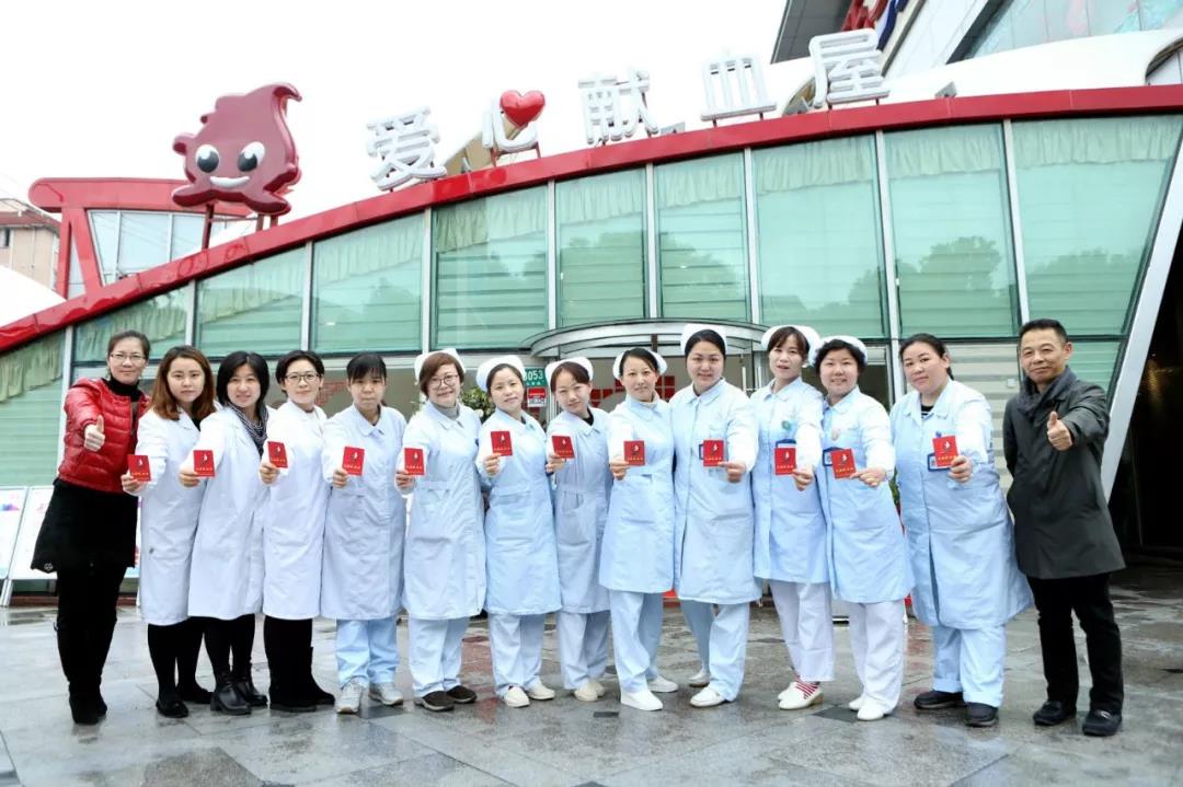 闵行区：七宝社区卫生服务中心白衣天使撸袖献血践行“雷锋精神”