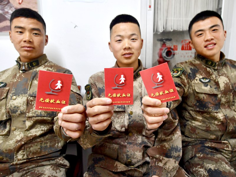 沪上300名官兵无偿献血向“雷锋同志“学习