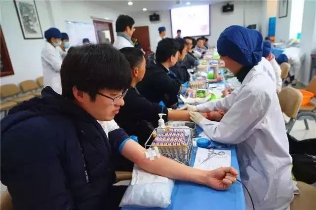 浦东新区：张江中外居民撸袖献血