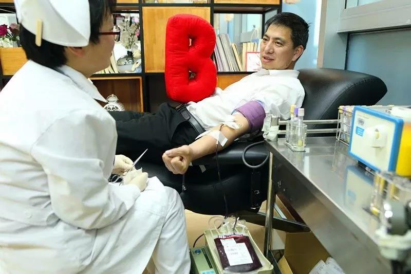 闵行区：稀有血型退伍军人火速献血挽救生命