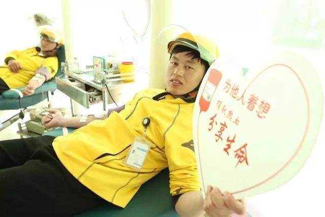 闵行区：美团骑手结伴献血献爱心