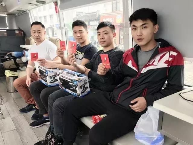 青浦区：金属魅刻健身工坊员工结伴无偿献血