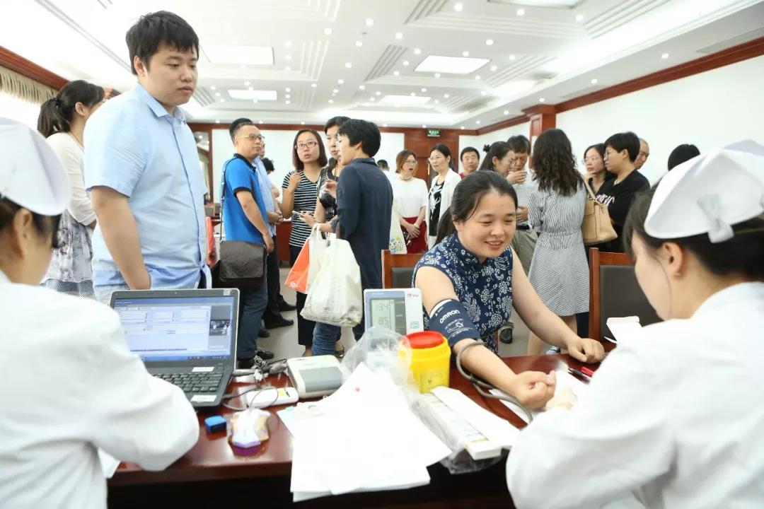 闵行区：区级机关党工委组织无偿献血活动