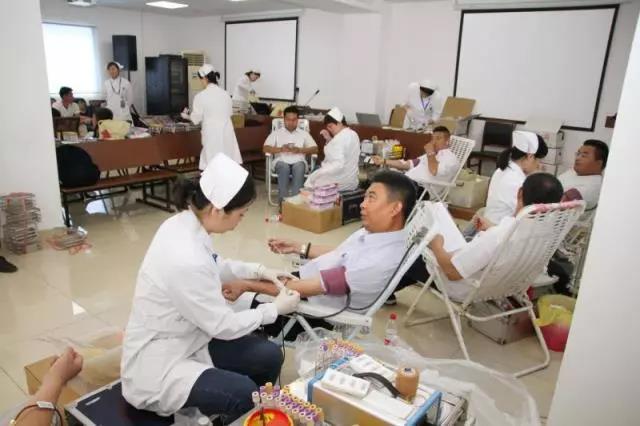 长宁区：海博投资有限公司员工齐齐撸袖献血