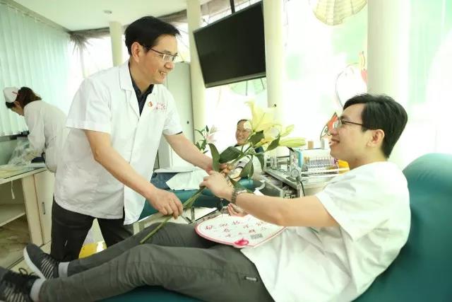 闵行区:浦江、浦锦社区卫生服务中心职工结伴