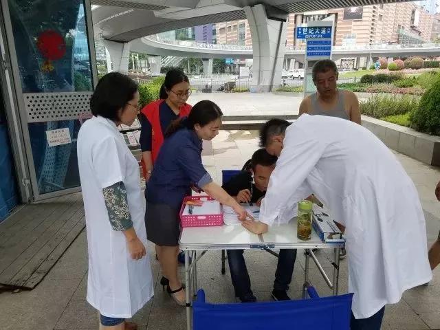 浦东新区：庆七一党支部组织志愿服务活动