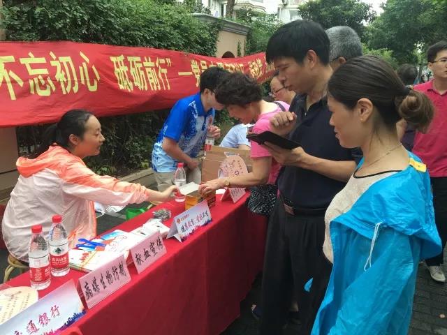 长宁区：新泾镇社区开展无偿献血宣传招募活动