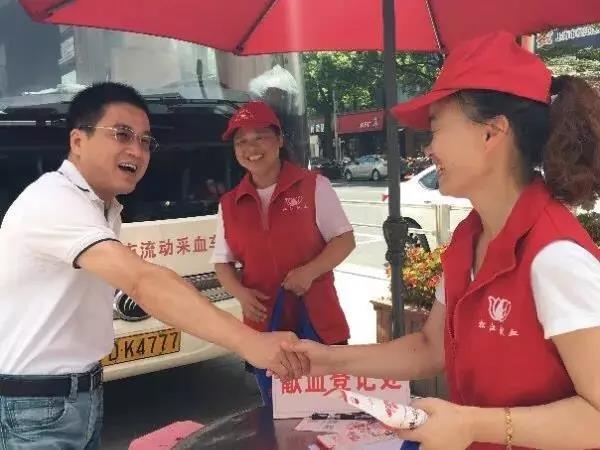松江区：区卫计委领导高温慰问血站职工和宣传招募志愿者