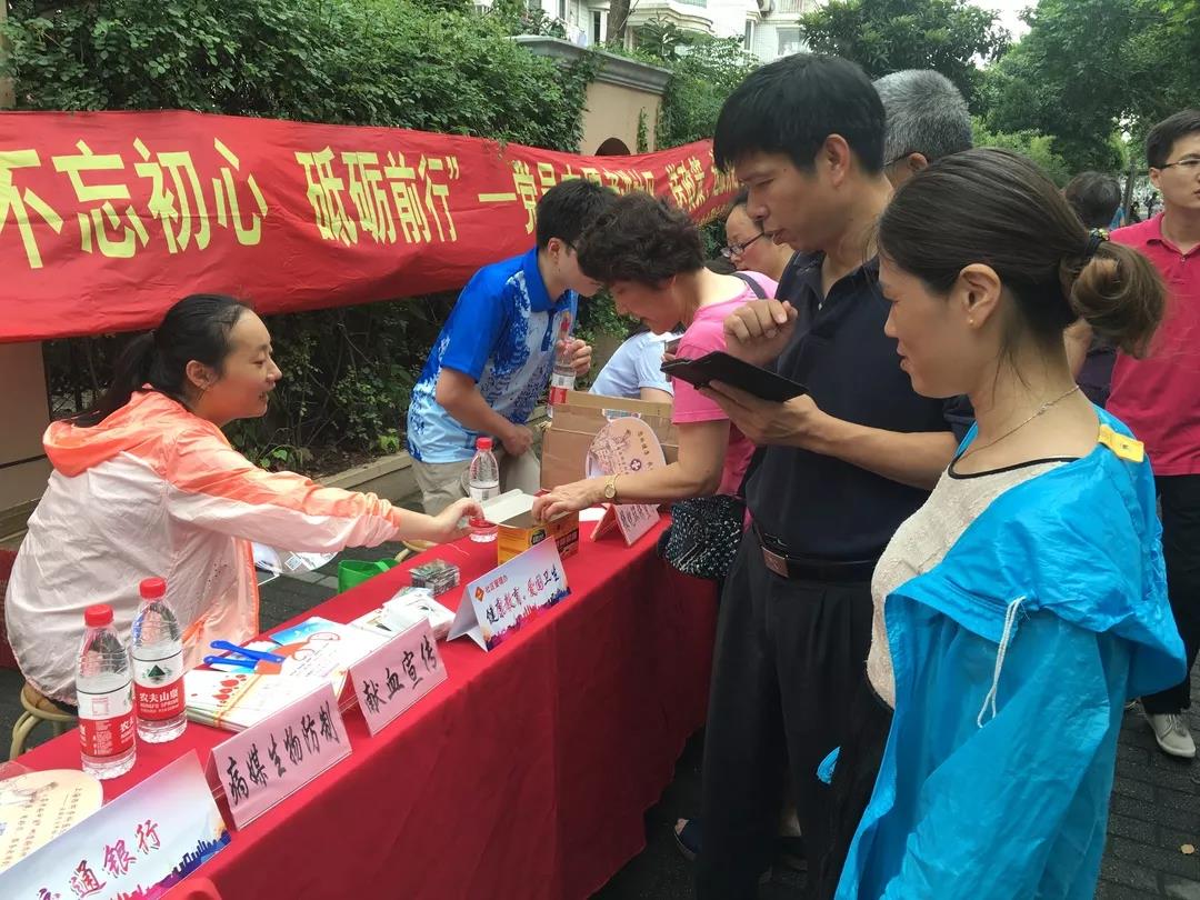 长宁区：新泾镇开展无偿献血活动