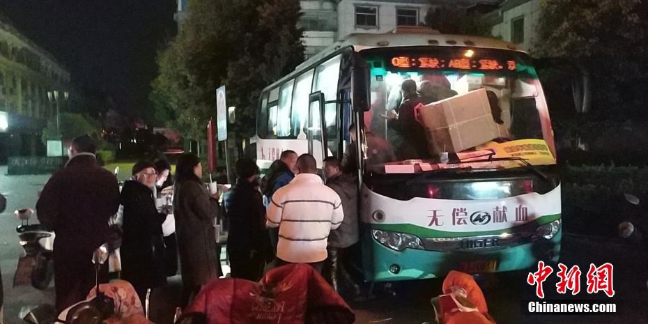 江苏盐城化工厂爆炸 街头深夜排长队为伤员无偿献血