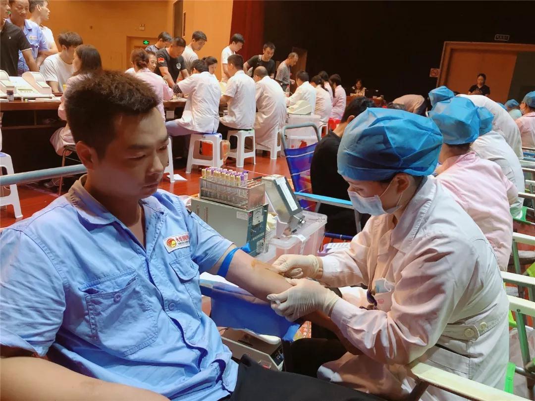 松江区：泗泾镇政府开展团体无偿献血活动