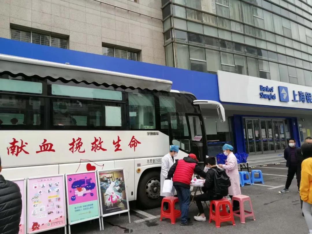 松江区：号外！号外！爱心献血车又开到小区门口了！