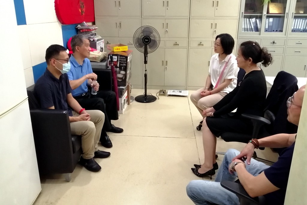 长宁区：高温慰问送关怀