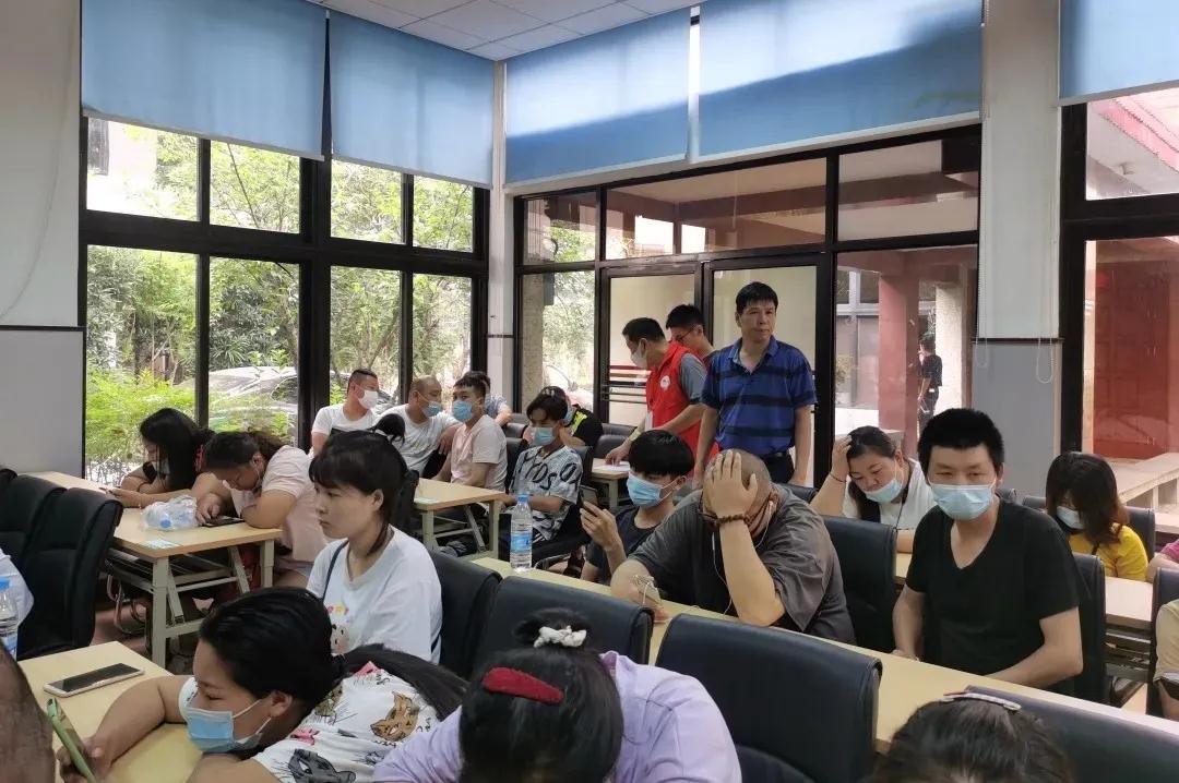 长宁区：新泾镇团体无偿献血活动