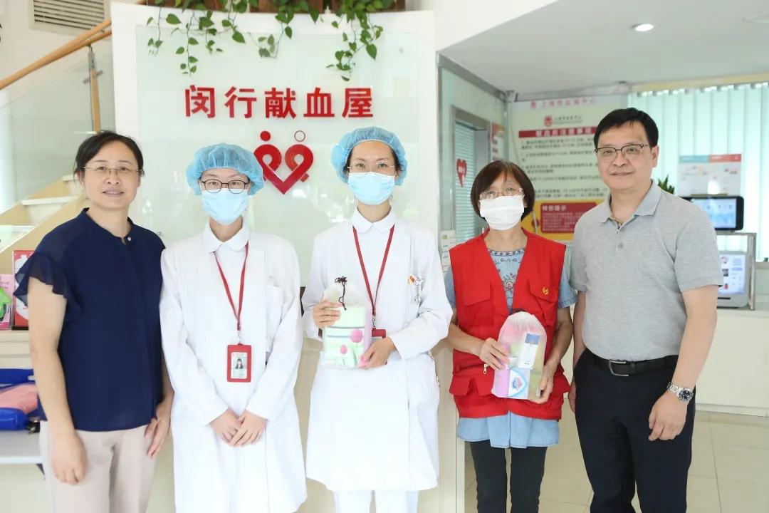闵行区:市血管办领导到闵行区献血点“送清凉”