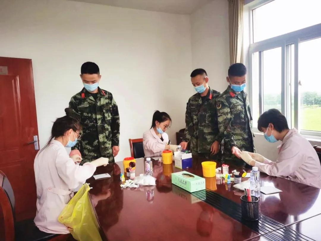 松江区:双拥进军营,免费测血型