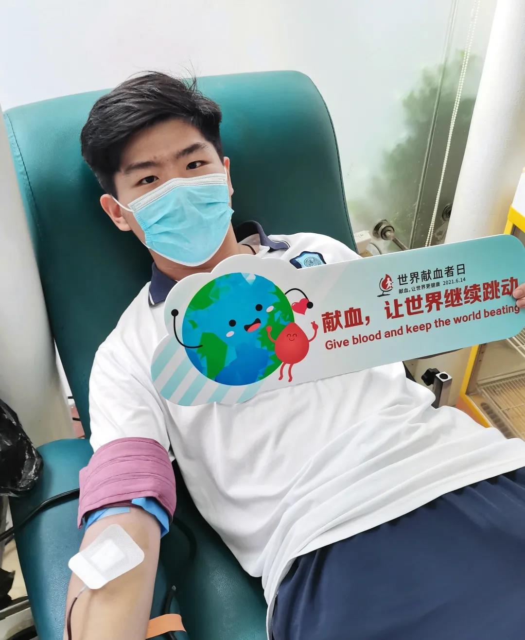 闵行区:上海“最帅”高考生考试结束直奔无偿献血屋