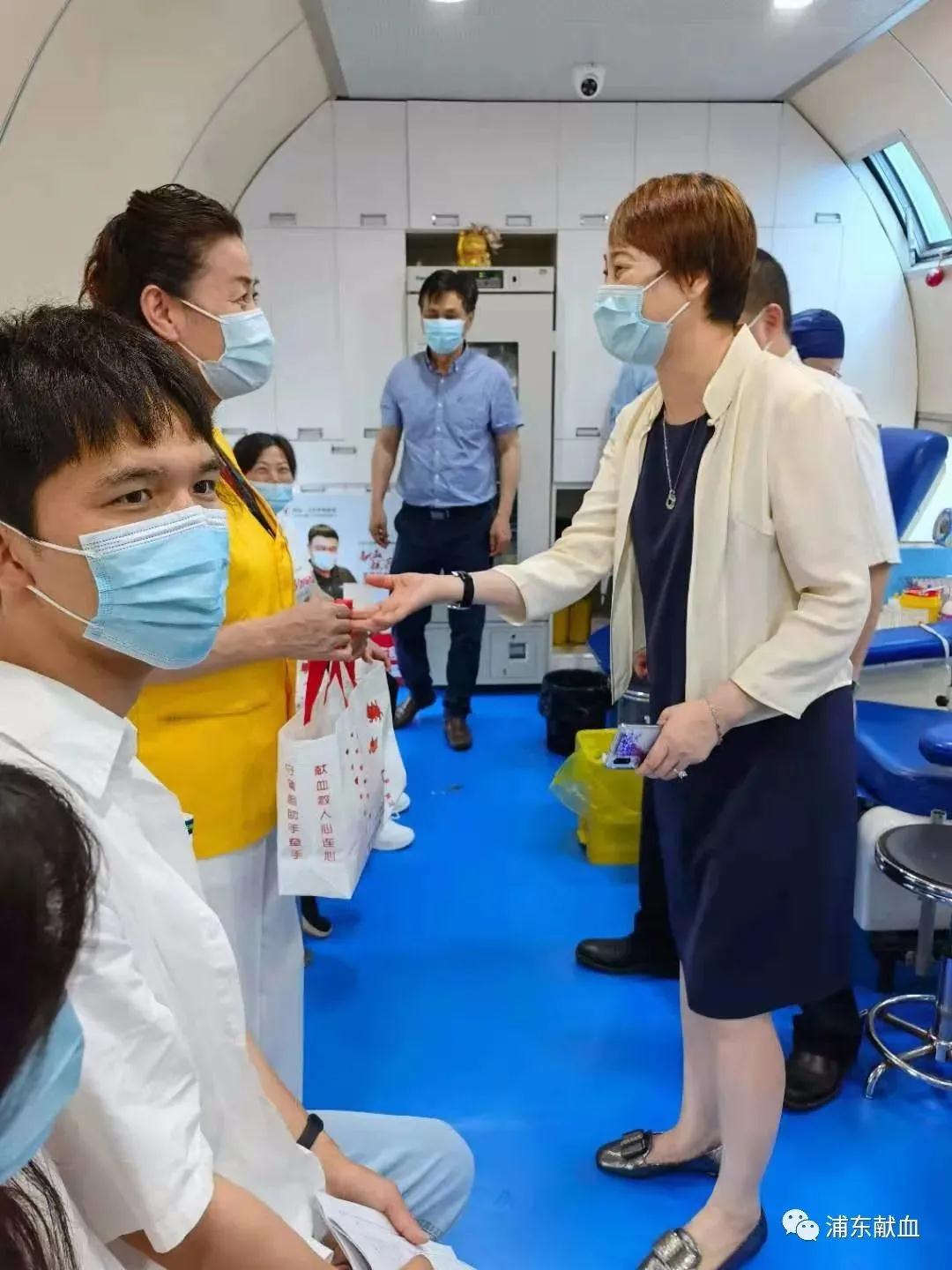 浦东新区:卫健委领导考察东方明珠爱心献血屋,慰问爱心志愿者