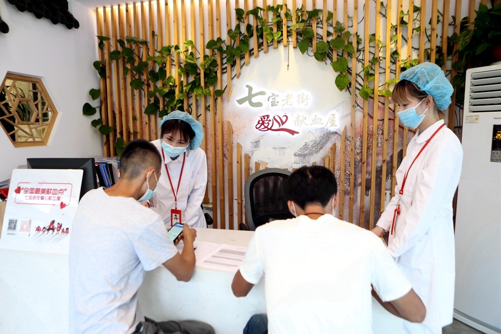 闵行区: 台风来袭退伍军人风雨无阻赴约捐献血小板 30岁已无偿献血86次